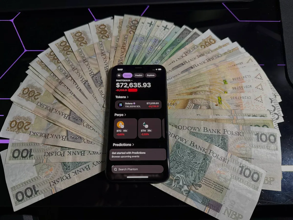 Telefon z portfelem Phantom na rozłożonych banknotach
